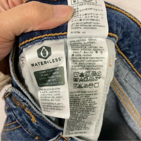 Levi's Premium 80s Mom Jean  Distressed Jeans size 29 - Picture 4 of 10